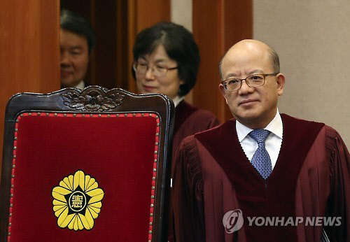 박한철 헌법재판소장과 헌법재판관들이 17일 오후 박근혜 대통령 탄핵심판 사건의 6차 변론기일이 열리는 서울 종로구 헌법재판소 대심판정으로 들어서고 있다.